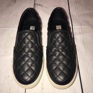 Steve Madden Quilted Black Shoes - Size 6
